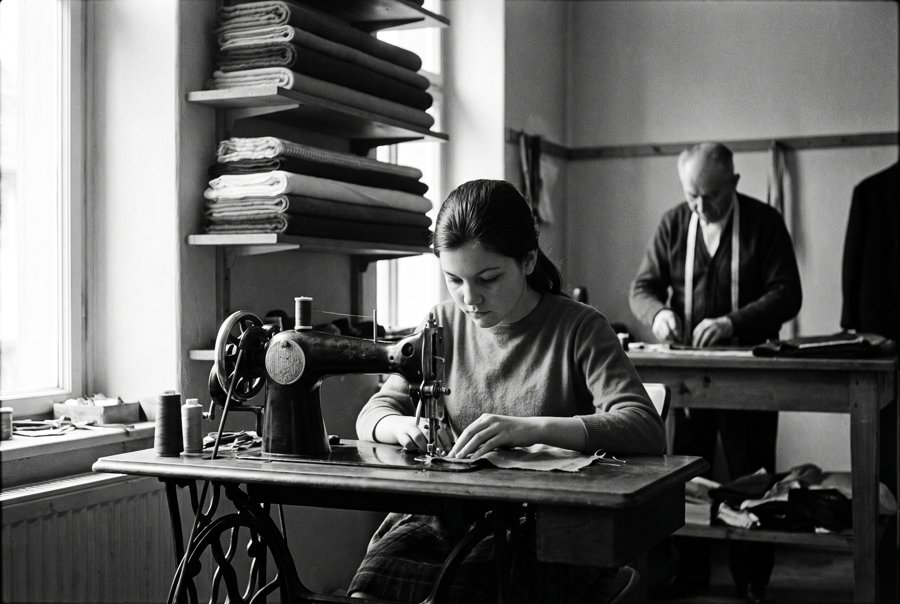 Margarete als Lehrling an der Nähmaschine, 1964