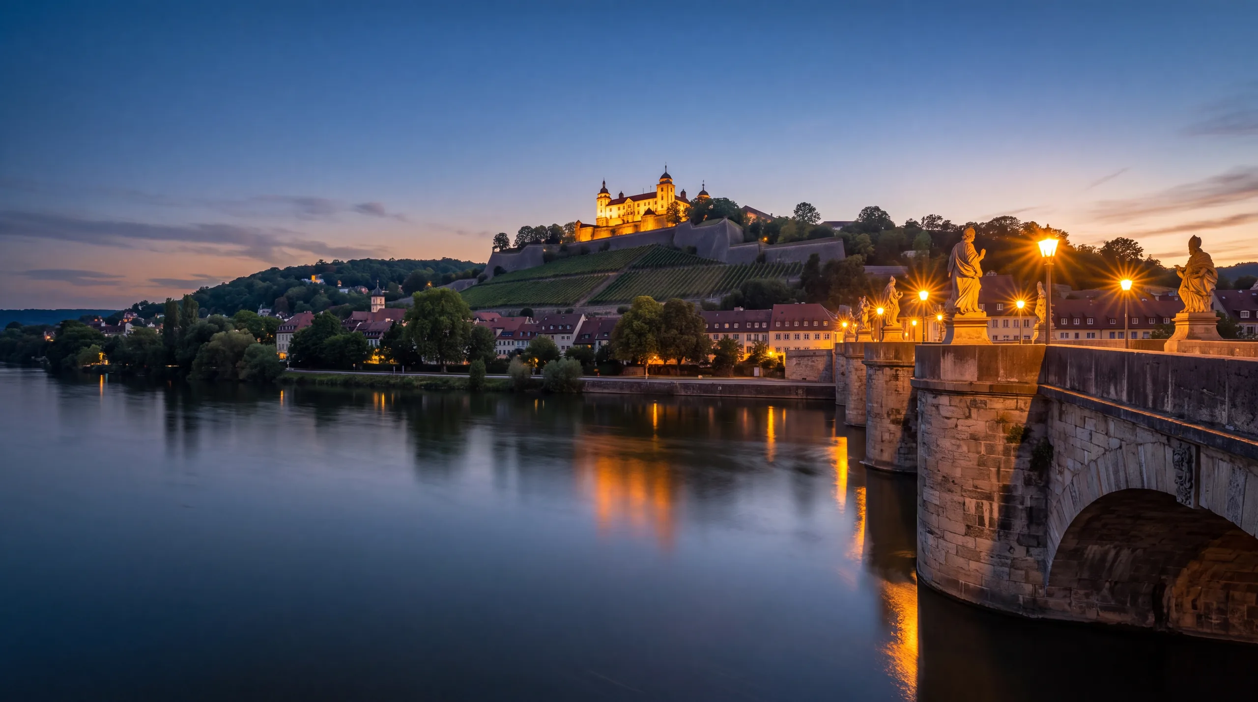 Die Alte Mainbrücke und die Festung Marienberg in Würzburg am Abend