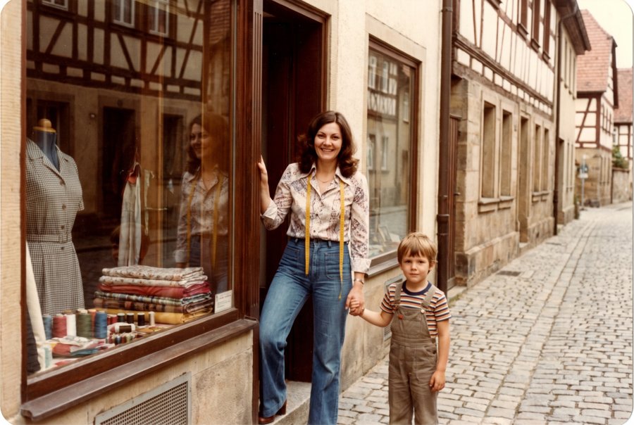 Margarete vor ihrer Schneiderei, um 1983
